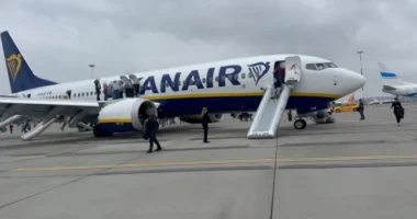 Pánik a Ryanair angliai járatán: füst miatt csúszdán menekítették le az utasokat
