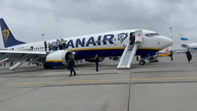 Pánik a Ryanair angliai járatán: füst miatt csúszdán menekítették le az utasokat