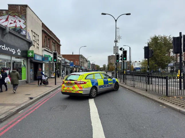 Véres éjszaka Dél-Londonban: órákon belül két késelés történt egymástól alig pár méterre – az egyik áldozat meghalt Véres éjszaka Dél-Londonban: órákon belül két késelés történt egymástól alig pár méterre – az egyik áldozat meghalt