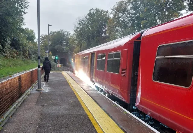 Pánik, két robbanás egy londoni vonaton – mindenki menekült, amerre látott