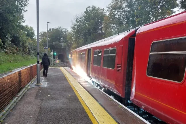 Pánik, két robbanás egy londoni vonaton - mindenki menekült, amerre látott