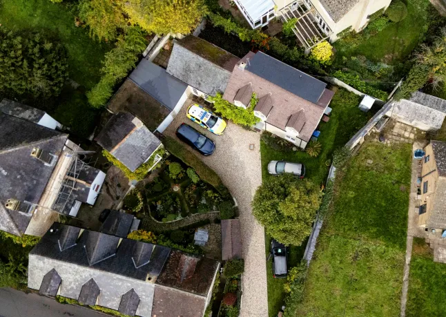 Egy 9 éves kislányt valószínűleg meggyilkoltak oxfordshire-ben, egy nő pedig az életéért küzd rendőrségi őrizetben