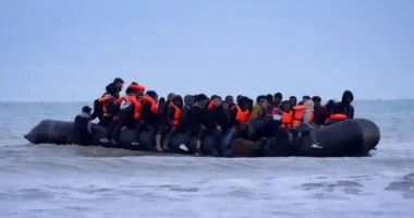 Újra kitoloncolták a migránst, aki visszaszökött Angliába a La Manche-csatornán keresztül - egy rossz vicc ami itt folyik