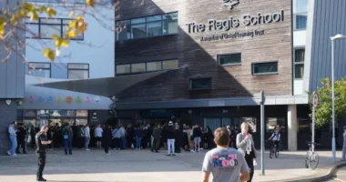 Fegyveres férfit láttak egy iskola mellett Angliában – pánik tört ki, a gyanúsított még szökésben van