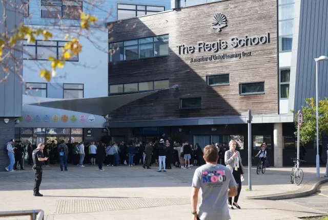 Fegyveres férfit láttak egy iskola mellett Angliában – pánik tört ki, a gyanúsított még szökésben van