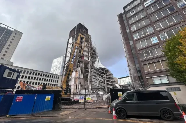 Összeomlott egy 11 emeletes épület Manchester belvárosában