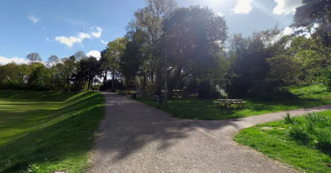 Tinédzser lányt erőszakoltak meg fényes nappal egy sussexi parkban - gyanútlanul sétálgatott, mikor megtámadták Tinédzser lányt erőszakoltak meg fényes nappal egy sussexi parkban - gyanútlanul sétálgatott, mikor megtámadták