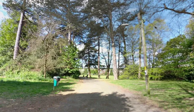 Tinédzser lányt erőszakoltak meg fényes nappal egy sussexi parkban – gyanútlanul sétálgatott, mikor megtámadták