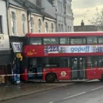 Belehajtott egy üzletbe egy emeletes busz Londonban vagy 20 utassal a fedélzetén
