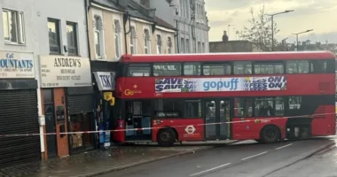 Belehajtott egy üzletbe egy emeletes busz Londonban vagy 20 utassal a fedélzetén