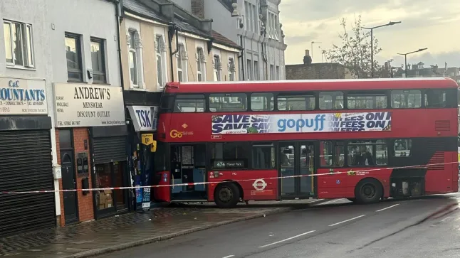 Belehajtott egy üzletbe egy emeletes busz Londonban vagy 20 utassal a fedélzetén Belehajtott egy üzletbe egy emeletes busz Londonban vagy 20 utassal a fedélzetén