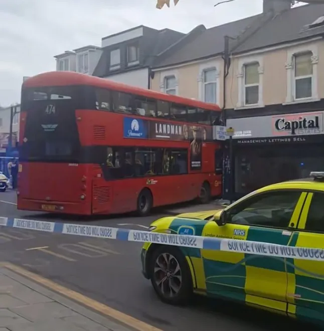 Belehajtott egy üzletbe egy emeletes busz Londonban vagy 20 utassal a fedélzetén Belehajtott egy üzletbe egy emeletes busz Londonban vagy 20 utassal a fedélzetén