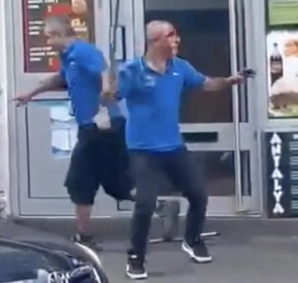 Vérfürdő a rivális kebabosok közt: a nyílt utcán ment egymásnak két török család mindenféle fegyverekkel Nagy-Britanniában