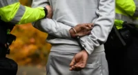 Két nő megerőszakolása miatt ítélték el a migránst, mégis maradhat az Egyesült Királyságban, mert azt állítja biszexuális
