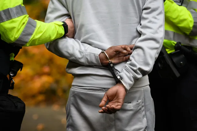 Két nő megerőszakolása miatt ítélték el a migránst, mégis maradhat az Egyesült Királyságban, mert azt állítja biszexuális Két nő megerőszakolása miatt ítélték el a migránst, mégis maradhat az Egyesült Királyságban, mert azt állítja biszexuális