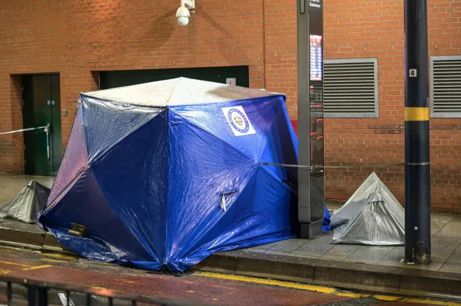 A nyílt utcán nyakon szúrtak egy nőt Angliában, Birminghamben központjában