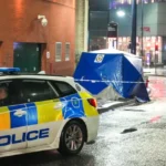 A nyílt utcán nyakon szúrtak egy nőt Angliában, Birminghamben központjában