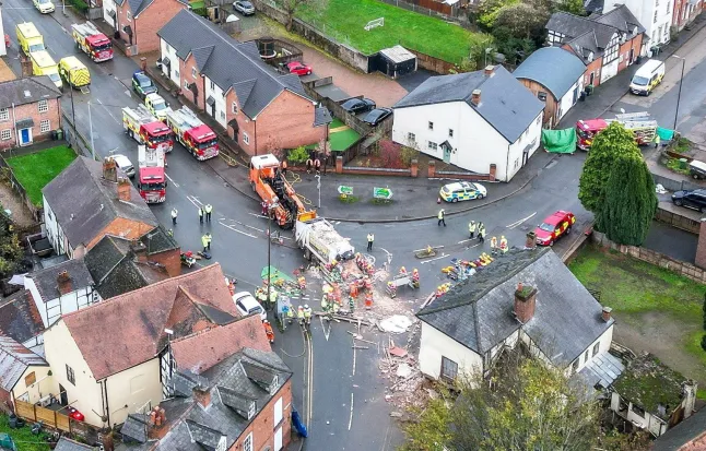 Lakóháznak csapódott egy kukásautó Angliában -1 halott, ketten kórházban