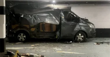 Felrobbant egy furgon egy bevásárlóközpont mélygarázsában Dél-Londonban