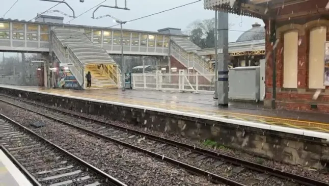 Már Londonban és több más városban is esett a hó - sarkvidéki hideg söpör végig az Egyesült Királyságon