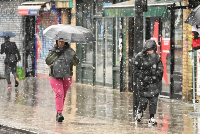 Már Londonban és több más városban is esett a hó – sarkvidéki hideg söpör végig az Egyesült Királyságon