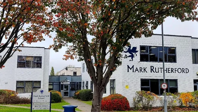 Egy hónapon át rendszeresen mutogatta magát egy férfi egy iskola mellett Angliában