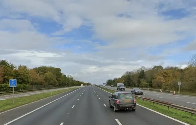 Halálra gázoltak egy tinédzsert az m5-ös autópályán Angliában, miután kiszállt a mentőből, ahol épp ellátták