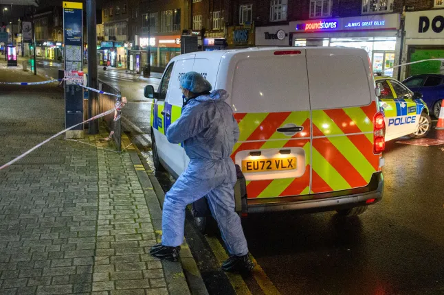 Egy posta kellős közepén késeltek halálra egy férfit Londonban, csak mert az üzletben összevitatkoztak Egy posta kellős közepén késeltek halálra egy férfit Londonban, csak mert az üzletben összevitatkoztak