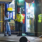 Egy posta kellős közepén késeltek halálra egy férfit Londonban, csak mert az üzletben összevitatkoztak