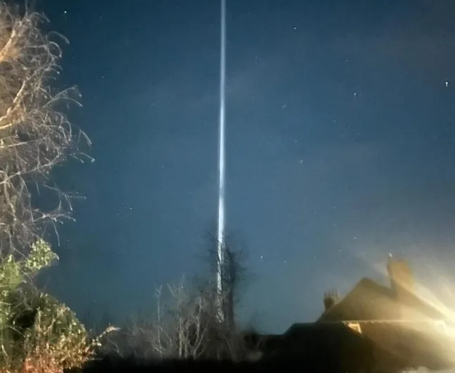 Misztikus fényoszlop volt látható az Egyesült Királyság egén – sokan látták, senki sem tudta, mi az