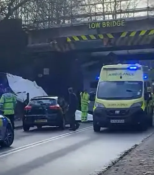 Számos kisgyermek megsérült, miután egy emeletes busz hídnak csapódott Lancashire-ben