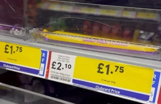 A Tesco már a csokira is lopásgátlót tesz néhol – ennyire elszabadult a bolti lopások száma az Egyesült Királyságban A Tesco már a csokira is lopásgátlót tesz néhol – ennyire elszabadult a bolti lopások száma az Egyesült Királyságban