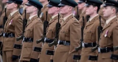 Fiatalokat is toborozni fog a brit katonaság egy új, fizetős program keretein belül