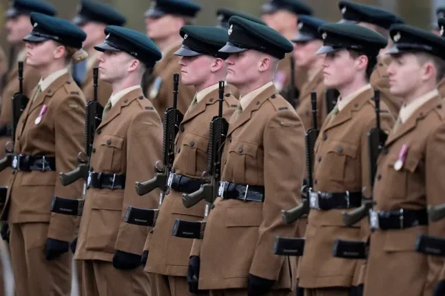 Fiatalokat is toborozni fog a brit katonaság egy új, fizetős program keretein belül