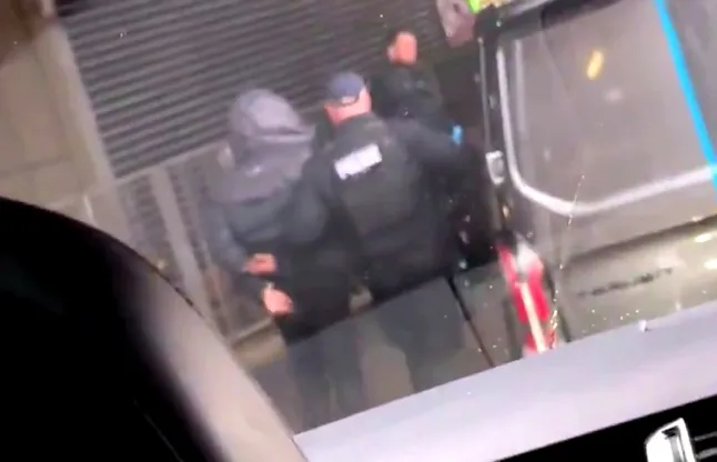 Fegyveres rendőrök lepték el a Heathrow repteret - legalább 20 embert támadtak meg