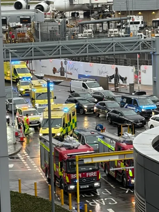 Fegyveres rendőrök lepték el a Heathrow repteret - legalább 20 embert támadtak meg