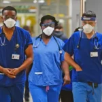 Elkezdték újra bevezetni a maszkviselést egyes helyeken Nagy-Britanniában – az NHS sürgős felhívása az influenzajárvány kapcsán