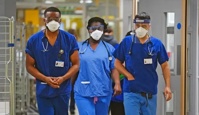 Elkezdték újra bevezetni a maszkviselést egyes helyeken Nagy-Britanniában – az NHS sürgős felhívása az influenzajárvány kapcsán