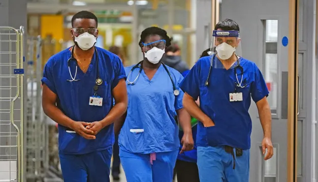 Elkezdték újra bevezetni a maszkviselést egyes helyeken Nagy-Britanniában - az NHS sürgős felhívása az influenzajárvány kapcsán Elkezdték újra bevezetni a maszkviselést egyes helyeken Nagy-Britanniában - az NHS sürgős felhívása az influenzajárvány kapcsán