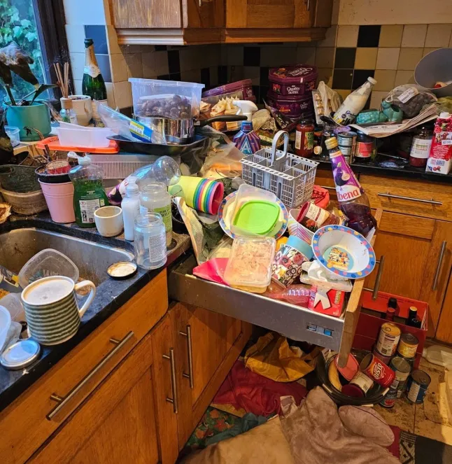 „Bérlő egyenesen a pokolból” – patkányok, szeméthegyek és 40 ezer fontos tartozás maradt egy egyedülálló anyára Angliában „Bérlő egyenesen a pokolból” – patkányok, szeméthegyek és 40 ezer fontos tartozás maradt egy egyedülálló anyára Angliában