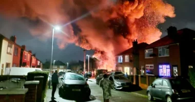 Másodperceken múlt egy család élete Angliában - a hős szomszéd elképesztő bátorsága mentette meg őket