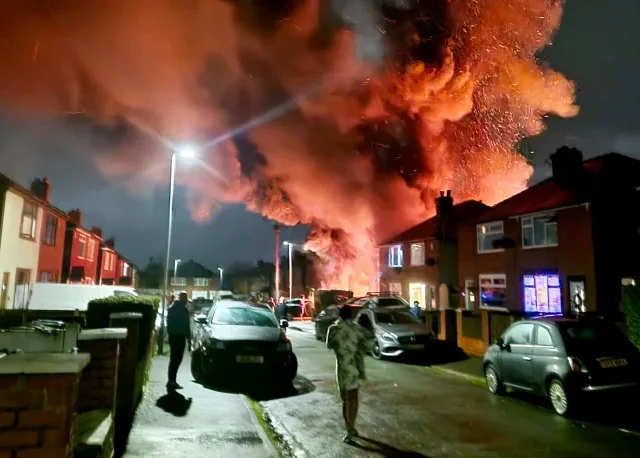 Másodperceken múlt egy család élete Angliában – a hős szomszéd elképesztő bátorsága mentette meg őket