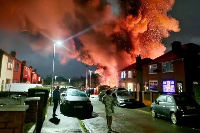 Másodperceken múlt egy család élete Angliában - a hős szomszéd elképesztő bátorsága mentette meg őket