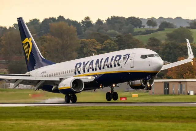 Üzemanyagszállító teherautóval ütközött egy Ryanair-gép felszállás előtt Nagy-Britanniában