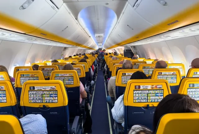 „Szerencsések vagyunk, hogy élünk, többen kirepültek az ülésből” – az angliai Ryanair-járat utasai nyilatkoztak a félelmetes incindes után