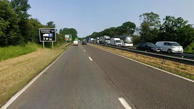 Kétéves kisfiú halt meg egy tragikus balesetben az A1-es úton – lerobbant autójukat tarolta le egy másik jármű