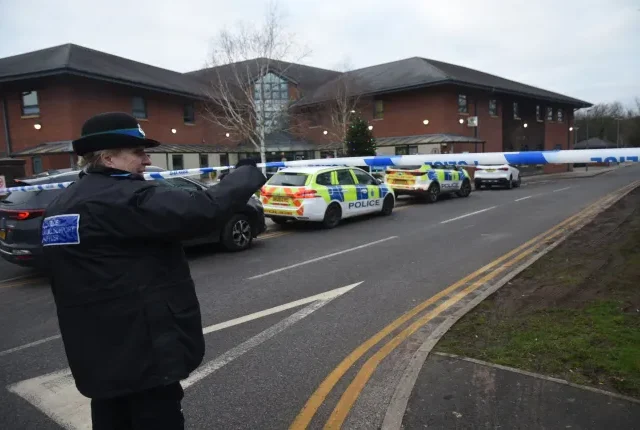 Feszítővassal támadt az emberekre egy afgán férfi egy angliai kórházban, miután közölték vele, hogy nem kap időpontot – többen megsérültek