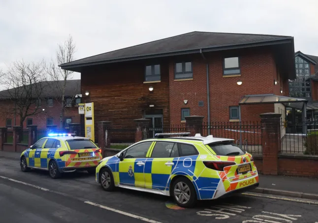 Feszítővassal támadt az emberekre egy afgán férfi egy angliai kórházban, miután közölték vele, hogy nem kap időpontot - többen megsérültek