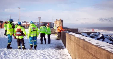 "Csak egy fotót akart csinálni" - 15 éves lányt sodort el egy hullám Angliában, ketten is utána ugrottak, mindannyian meghaltak