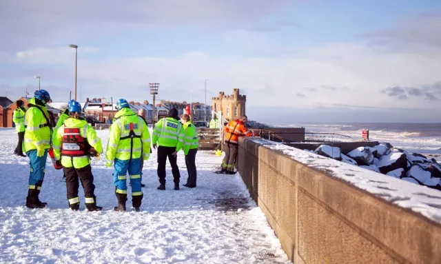 „Csak egy fotót akart csinálni” – 15 éves lányt sodort el egy hullám Angliában, ketten is utána ugrottak, mindannyian meghaltak